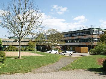 Zügig voran schreitet die Generalsanierung am Schulzentrum Haßfurt. Komplett umgebaut wird derzeit der Bereich der Realschule, anschließend wird der alte Naturwissenschaftstrakt (links) abgebrochen, der bisher als Raumreserve dient.  Fotos: Sabine Weinbeer