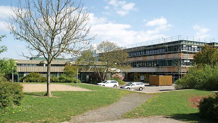 Zügig voran schreitet die Generalsanierung am Schulzentrum Haßfurt. Komplett umgebaut wird derzeit der Bereich der Realschule, anschließend wird der alte Naturwissenschaftstrakt (links) abgebrochen, der bisher als Raumreserve dient.  Fotos: Sabine Weinbeer