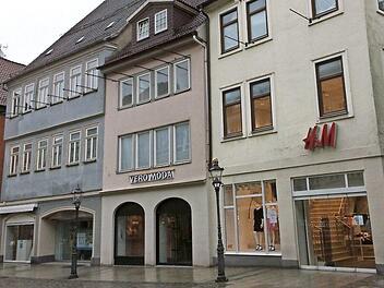 Zwischen den Einmündungen von Kleiner und Großer Johannisgasse entsteht in der Spitalgasse künftig ein regelrechter H&M-"Block". Denn die Modekette wird auch die derzeit leer stehenden Erdgeschossflächen der Häuser Nummer 18 (früher McDonald's, zuletzt Vero Moda) und 20 (zuletzt "L'tur" und New Yorker) dazu nehmen. Foto: Oliver Schmidt
