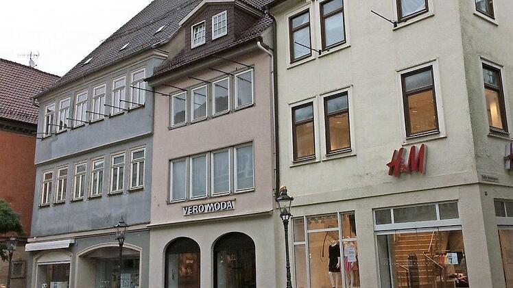 Zwischen den Einmündungen von Kleiner und Großer Johannisgasse entsteht in der Spitalgasse künftig ein regelrechter H&M-"Block". Denn die Modekette wird auch die derzeit leer stehenden Erdgeschossflächen der Häuser Nummer 18 (früher McDonald's, zuletzt Vero Moda) und 20 (zuletzt "L'tur" und New Yorker) dazu nehmen. Foto: Oliver Schmidt