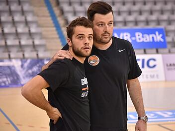BBC-Trainer Simon Bertram (rechts) und Assistenztrainer Johannes Wunder Foto: Jens Gundermann