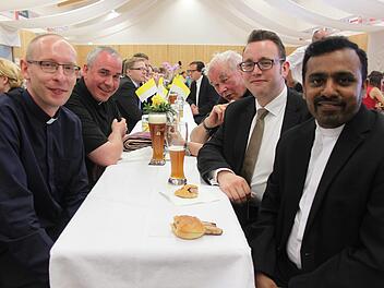 Der Priesternachwuchs ist rar und obwohl zwei junge Menschen aus dem Seelsorgebereich Rennsteig in 2016/2017 zum Priester beziehungsweise zum Diakon geweiht wurden, werden nicht mehr wie gewohnt Gottesdienste abgehalten werden können- hier von links Pfarrer Sebastian Schiller aus Windheim, Dekan Thomas Hauth, der ehemalige Steinbacher Pfarrer Baptist Schaffer, Diakon Tobias Fehn aus Hirschfeld (er wird 2018 als wohl einziger im gesamten Erzbistum Bamberg zum Priester geweiht) und Pfarrer Cyri...