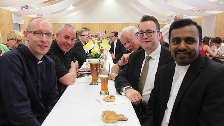 Der Priesternachwuchs ist rar und obwohl zwei junge Menschen aus dem Seelsorgebereich Rennsteig in 2016/2017 zum Priester beziehungsweise zum Diakon geweiht wurden, werden nicht mehr wie gewohnt Gottesdienste abgehalten werden können- hier von links Pfarrer Sebastian Schiller aus Windheim, Dekan Thomas Hauth, der ehemalige Steinbacher Pfarrer Baptist Schaffer, Diakon Tobias Fehn aus Hirschfeld (er wird 2018 als wohl einziger im gesamten Erzbistum Bamberg zum Priester geweiht) und Pfarrer Cyri...