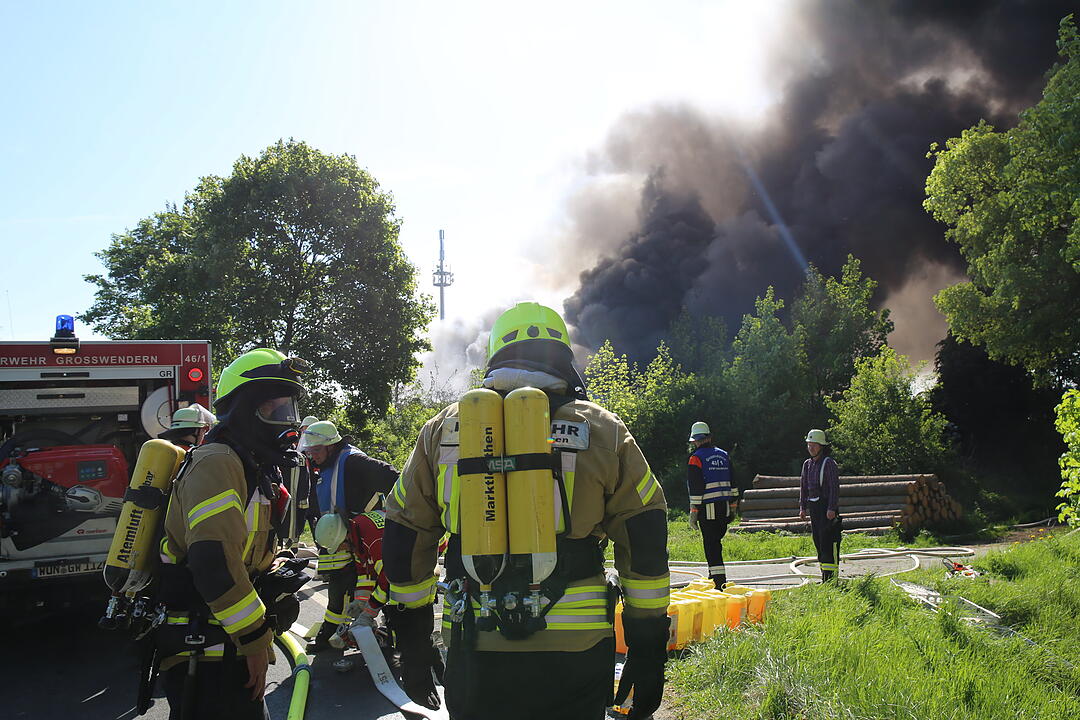 Firmengebäude in Oberfranken geht in Flammen auf