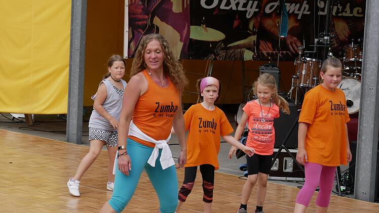 Neben der Seebühne wurde mit Carolin Gretzbach (links) Zumba getanzt, geklettert oder im Schatten gemütlich gesessen und dem bunten Treiben zugeschaut. Foto: Manja von Nida