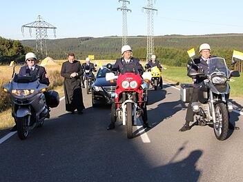 Auf den letzten Metern Richtung Hirschfeld wurde Tobias Fehn von einer Motorradeskorte begleitet.  Foto: Veronika Schadeck