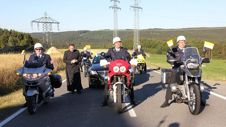 Auf den letzten Metern Richtung Hirschfeld wurde Tobias Fehn von einer Motorradeskorte begleitet.  Foto: Veronika Schadeck