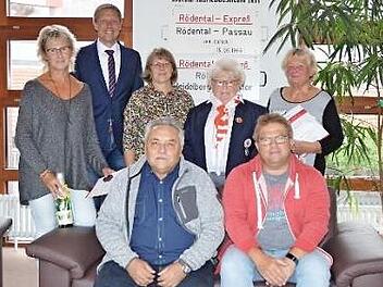 Die Stadt Rödental zeichnete eifrige Blutspender für ihren Dienst an Mitmenschen aus (von links): Susanne Markusch (50 Spenden), Bürgermeister Marco Steiner, Barbara Köhlerschmidt (75), Rüdiger Klebeg (175), Hannelore Engel (BRK), Heiko Romankiewicz (50) und Margit Friedrich (100). Foto: Rainer Lutz