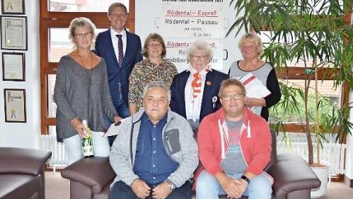 Die Stadt Rödental zeichnete eifrige Blutspender für ihren Dienst an Mitmenschen aus (von links): Susanne Markusch (50 Spenden), Bürgermeister Marco Steiner, Barbara Köhlerschmidt (75), Rüdiger Klebeg (175), Hannelore Engel (BRK), Heiko Romankiewicz (50) und Margit Friedrich (100). Foto: Rainer Lutz