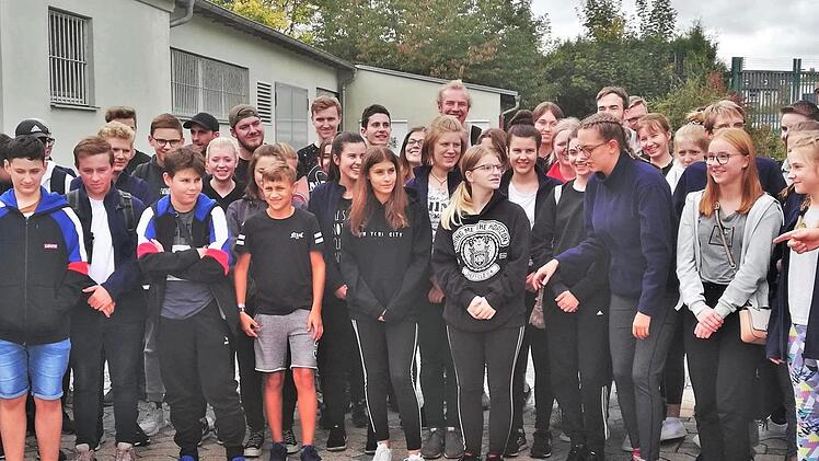 Stadtmusikdirektor Bernd Hammer (rechts) und sein Jugendmusikkorps nach der Rückankunft.