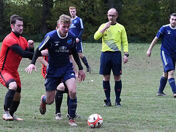Gleich zwei Spieler der SG Unsleben hat Florian Gehring abgesch&uuml;ttelt. Das nutzte freilich nichts, denn seine Haarder verloren 0:5. Foto: Hopf