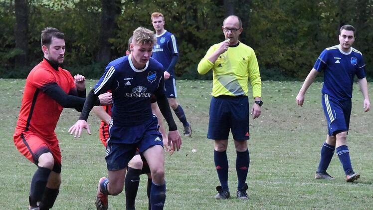 Gleich zwei Spieler der SG Unsleben hat Florian Gehring abgesch&uuml;ttelt. Das nutzte freilich nichts, denn seine Haarder verloren 0:5. Foto: Hopf