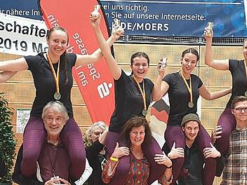 Die Reuther Radsportlerinnen feiern den Gewinn der Bronzemedaille bei der deutschen Meisterschaft. Im Bild strahlen (oben, von links): Marie Fischer, Veronika Lurz, Anne Voit, Tina Katholing, Vanessa Schwarz und Annika Stumpf auf den Schultern vom Vorsitzenden und Sportleiter Thomas Bittruf (stehend, links), sowie einem Teil der mitgereisten Fans.  Foto: Foto: