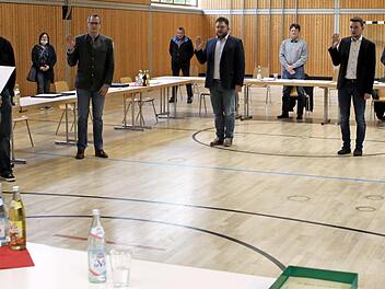 Bürgermeisterin Susanne Grebner (links) vereidigt die sechs neuen Gemeinderäte der Gemeinde Wilhelmsthal in der Kronachtalhalle.  Foto: M. Wunder