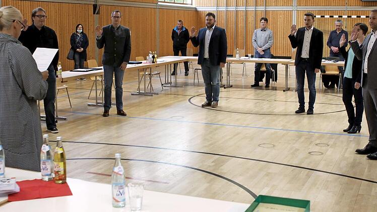 Bürgermeisterin Susanne Grebner (links) vereidigt die sechs neuen Gemeinderäte der Gemeinde Wilhelmsthal in der Kronachtalhalle.  Foto: M. Wunder