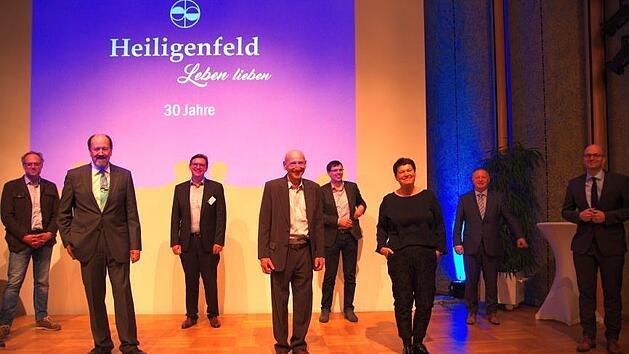 Sie blickten auf 30 Jahre Heiligenfeld zur&uuml;ck (von links): J&ouml;rg Ziegler, Fritz Lang, Stephan Grebe, Joachim Galuska, Michael Lang, Birgit Winzek, Landrat Thomas Bold und OB Dirk Vogel. Foto: Klaus Werner