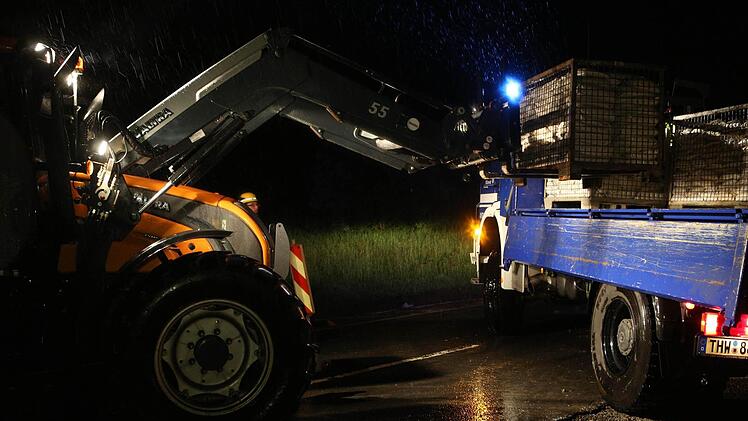 Mit vereinten Kräften kämpften Feuerwehr und THW in der Nacht auf Montag gegen einen drohenden Dammbruch am Tretzendorfer Weiher. Foto: News5 / Herse