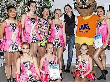 Die erfolgreiche Tanzsportgruppe "Sweet Chillies", von links, unten: Lydia Voll, Sabrina Hertinger, Hannah Kolenda; stehend: Laetitia Colacicco, Jana Weinmann, Lisa-Marie Sarré, Susan Hartmann, Trainerin Anita Spanu und Jessica Leisentritt mit dem DVG-Maskottchen.  Foto: privat