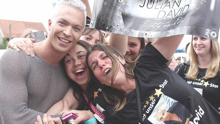 Kreischalarm! Wo immer er auch auftauchte, wurde Julian David sofort von weiblichen Fans umlagert und gefeiert.