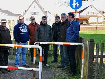 In der Bürgerversammlung beklagte Roland Full, dass man auf dem Fußweg zum Fuchshof mit einem Kinderwagen nicht durch die Drängelgitter (im Bild) fahren könne. Bürgermeister Holger Baunacher betonte, dass dort auch Privatbesitz betroffen sei und der Weg nur geduldet werde, aber nicht erwünscht sei. Der Bauausschuss (im Bild) habe, erklärte Baunacher, schon eine Ortseinsicht vorgenommen und der Gemeinderat werde das Thema weiter verfolgen. Fotos: Ulrike Langer
