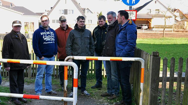In der Bürgerversammlung beklagte Roland Full, dass man auf dem Fußweg zum Fuchshof mit einem Kinderwagen nicht durch die Drängelgitter (im Bild) fahren könne. Bürgermeister Holger Baunacher betonte, dass dort auch Privatbesitz betroffen sei und der Weg nur geduldet werde, aber nicht erwünscht sei. Der Bauausschuss (im Bild) habe, erklärte Baunacher, schon eine Ortseinsicht vorgenommen und der Gemeinderat werde das Thema weiter verfolgen. Fotos: Ulrike Langer