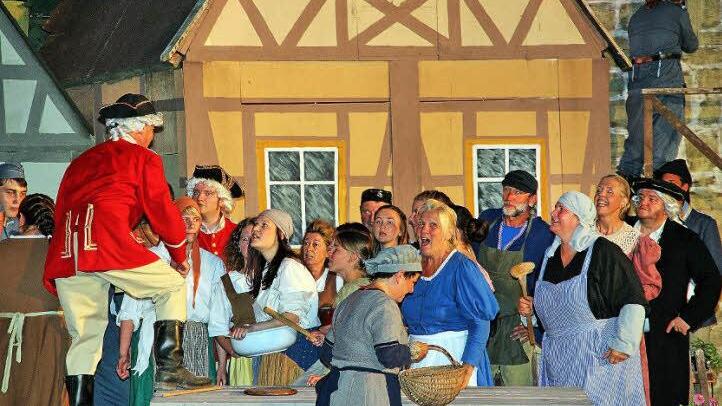 Während der Jahresschlusssitzung würdigte Bürgermeister Klement die Freilichtspiele des Heimatvereins auf der Freilichtbühne in Poppenlauer,  Foto: Dieter Britz/Archiv