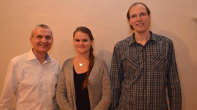 Die Verjüngung der Vorstandschaft schreitet voran. Martin Thürmer (l.) freut sich mit Ewald Brand (r.) über die Verstärkung durch die neue Beisitzerin Katja Simon.  Foto: Lomb