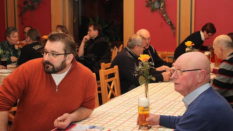 Die Zuhörer warten gespannt, was Jürgen Karg sagen wird. Foto: Stephan Tiroch