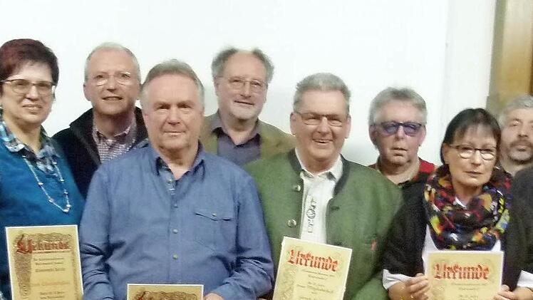 Nadel in Silber für 25 Jahre des Verbandes Bayerischer Rassekaninchenzüchter: Karl-Heinz Klodwig, Werner Strehler, Bernd Rose, Wolfgang Putschko, Bettina Pfeffer, Patrick Pekusa, Michelle Burwitz; für 40 Jahre in Gold: Peter Hänel, Rudolf Litzen, Klaus Grämer, Karola Pawlowski.