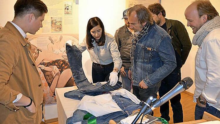 Firmenhistorikerin Tracey Panek zeigte 2016 Schätze aus dem Levi-Strauss-Firmenarchiv im Buttenheimer Museum. Foto: Andrea Spörlein
