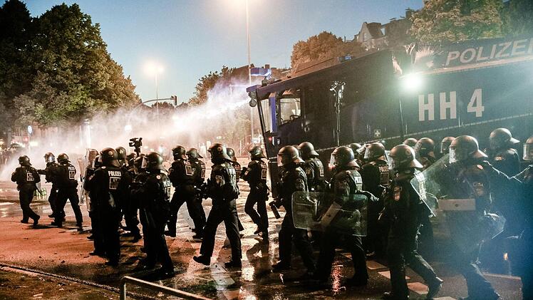 Auch bayerische Polizeikräfte waren beim G20-Gipfel zur Räumung des Hamburger Schanzenviertels im Einsatz.  Fotos: Markus Scholz (dpa)/Sebastian Martin