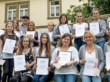 Vorsitzende Maria Egglseder (Dritte von links) ehrte: Simone Berninger, Franziska Mennel, Erich Bäuerlein, Emely Pfister, Emma Zehendner, Rosa Kneuer, Paulina Zehendner, Laura Zehendner, Laura Martin, Luisa Amend (hinten von links), Eva Marie Schlee, Sophie Schlee, Sabrina Amend, Jessica Mennel, Clara Amend, Sophia Messingschlager sowie Verena Kröner (vorne von links).  Foto: Christian Ziegler