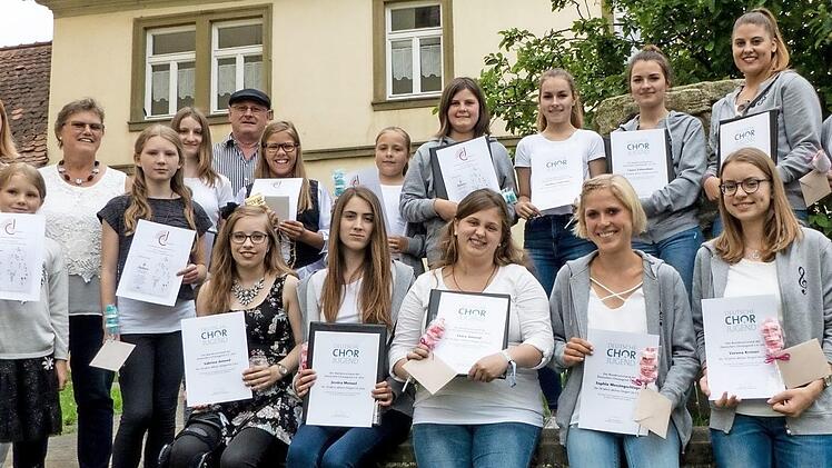 Vorsitzende Maria Egglseder (Dritte von links) ehrte: Simone Berninger, Franziska Mennel, Erich Bäuerlein, Emely Pfister, Emma Zehendner, Rosa Kneuer, Paulina Zehendner, Laura Zehendner, Laura Martin, Luisa Amend (hinten von links), Eva Marie Schlee, Sophie Schlee, Sabrina Amend, Jessica Mennel, Clara Amend, Sophia Messingschlager sowie Verena Kröner (vorne von links).  Foto: Christian Ziegler
