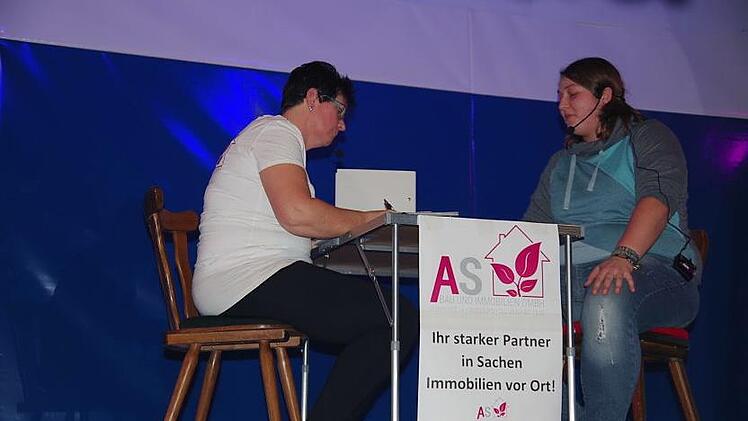 Mithilfe von Michaela Stadelmann (links) wird aus der Bruchbude von Denise Stadelmann ein echtes Traumhaus.