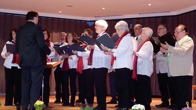 Werner Knoch leitete den Gesangverein Eyrichshof unter anderem mit drei Fr&uuml;hlingsliedern.Horst Schneider