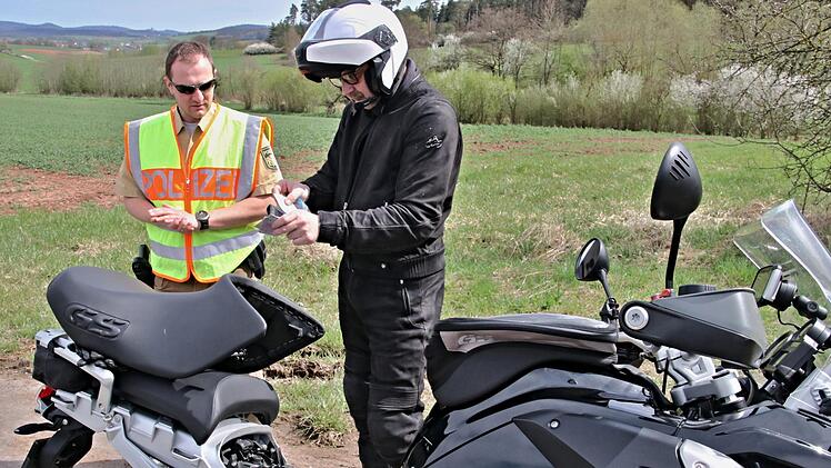 PHM Markus Walter von der Polizei-Inspektion Ebern kontrolliert Stefan Schunke. Ihm passt es nicht, dass  Motorradfahrer von viele Verkehrsteilnehmern geächtet werden. Bei ihm war alles in Ordnung.Helmut Will