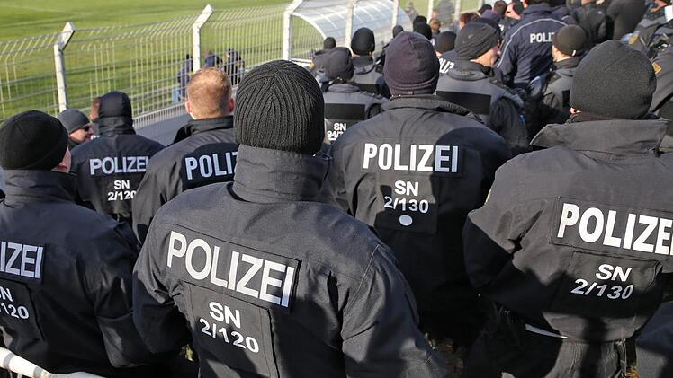 Die Polizei hatte beim Club-Spiel in Weismain viel zu tun. Symbolfoto:  Jan Woitas, dpa