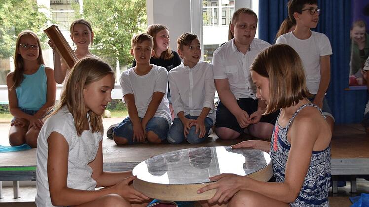 "Eine Geschichte mit Liedern" erzählte der Unterstufenchor Foto: Uschi Prawitz