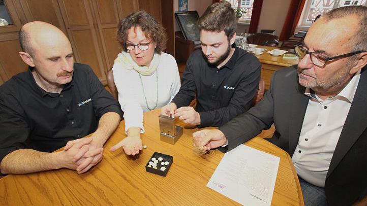 Neugierig beobachten (von links) Ausbildungsleiter Christian Hoffmann, Museumspädagogin Christine Liebl, Entwickler Luca Reg und Bürgermeister Jürgen Kohmann den Prägevorgang.  Foto: Adelheid Waschka
