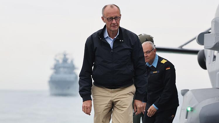 Bundeskanzler Merz besucht Marine