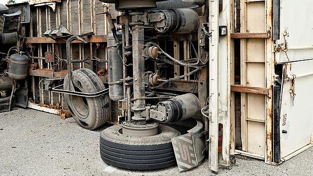 Mehrst&uuml;nde Sperrung wegen umgekipptem Lkw-Anh&auml;nger auf A70 im Kreis Bamberg