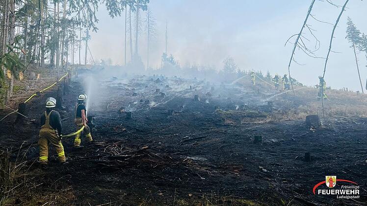 Nutzfeuer im Kreis Kronach breitet sich unkontrolliert auf Waldfl&auml;che aus