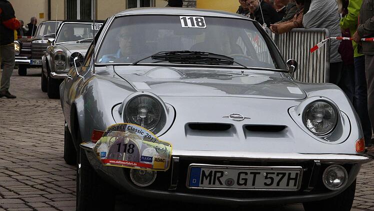 Opel GT, legendär die per Seilzug ausklappenden Glupschaugen der Scheinwerfer: