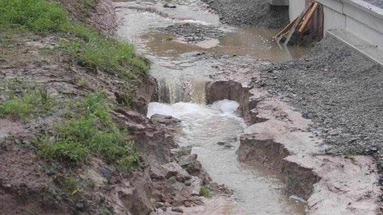 Auch aus dem Waldgebiet neben der Staatsstraße 2267 floss das Wasser in Richtung der Weiher