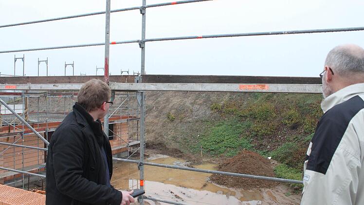 Dort, wo die Pfütze ist, soll später ein Begegnungsplatz entstehen.