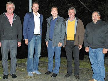 Hendrik Dressel gab den Vorsitz des Zweckverbandes an Martin Mittag ab. Dessen Stellvertreter ist Wolfram Thein. Aus dem Verbandsausschuss scheidet Jürgen Schramm aus, für ihn kommt Günther Grämer (von links). Foto: Bettina Knauth