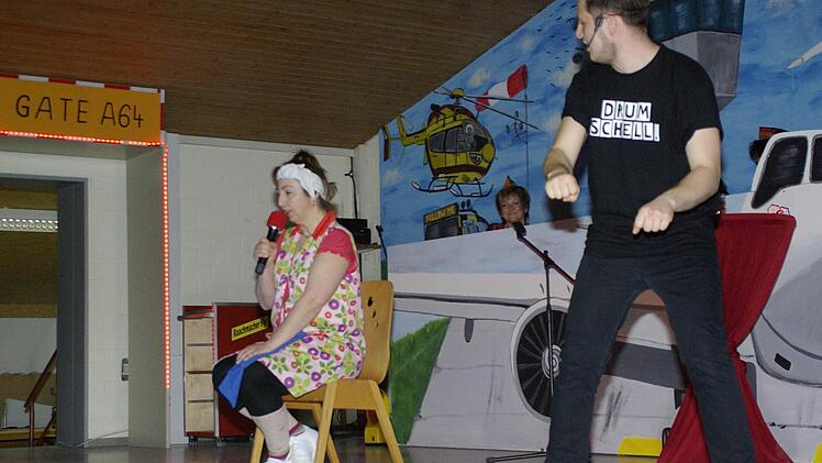 Beim Weiberfasching in Aura. Foto: Winfried Ehling
