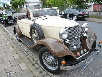 Normale Oldtimer, also Autos, die so 30 bis 50 Jahre auf dem Buckel haben, sind schon in manchen Fällen nicht gerade billig. Diese Karossen aus der Anfangszeit der Automobilisierung aber dürften in vielen Fällen nahezu unbezahlbar sein. In Königsberg kann man sie für knapp zwei Stunden aus nächster Nähe anschauen und bewundern. Foto: Gerold Snater