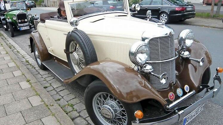 Normale Oldtimer, also Autos, die so 30 bis 50 Jahre auf dem Buckel haben, sind schon in manchen Fällen nicht gerade billig. Diese Karossen aus der Anfangszeit der Automobilisierung aber dürften in vielen Fällen nahezu unbezahlbar sein. In Königsberg kann man sie für knapp zwei Stunden aus nächster Nähe anschauen und bewundern. Foto: Gerold Snater