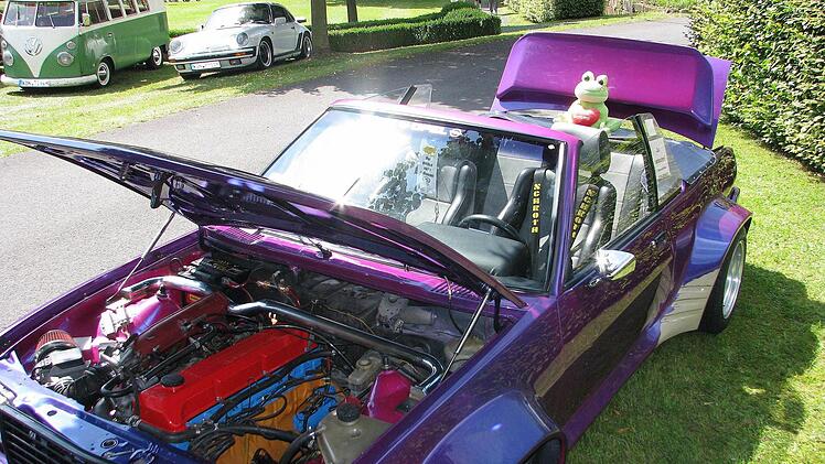 Na, wenn das keine nette Begrüßung ist: Ein Frosch stellt das Opel Ascona B(reitbau) Cabrio, Baujahr 1978, vor.